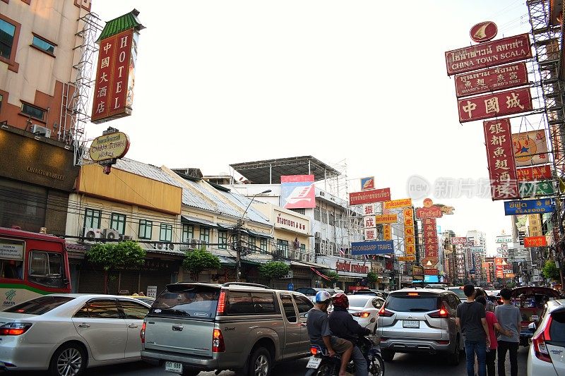 耀瓦叻路有许多狭窄繁忙的小街/街道，有小吃摊、餐馆和市场摊位。位于泰国曼谷。